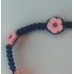 ARMBAND geknoopt BLAUW met 5 ROZE bloemetjes